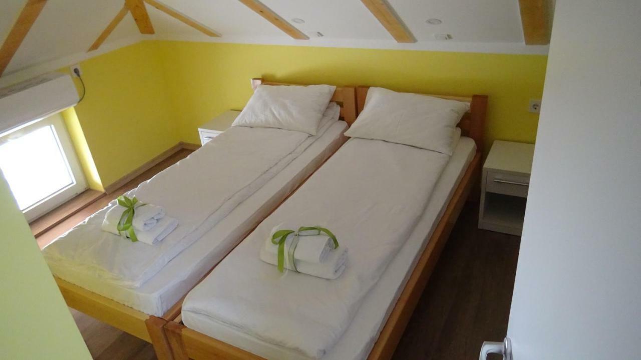 Apartmani Bojeresku เนโกติน ภายนอก รูปภาพ