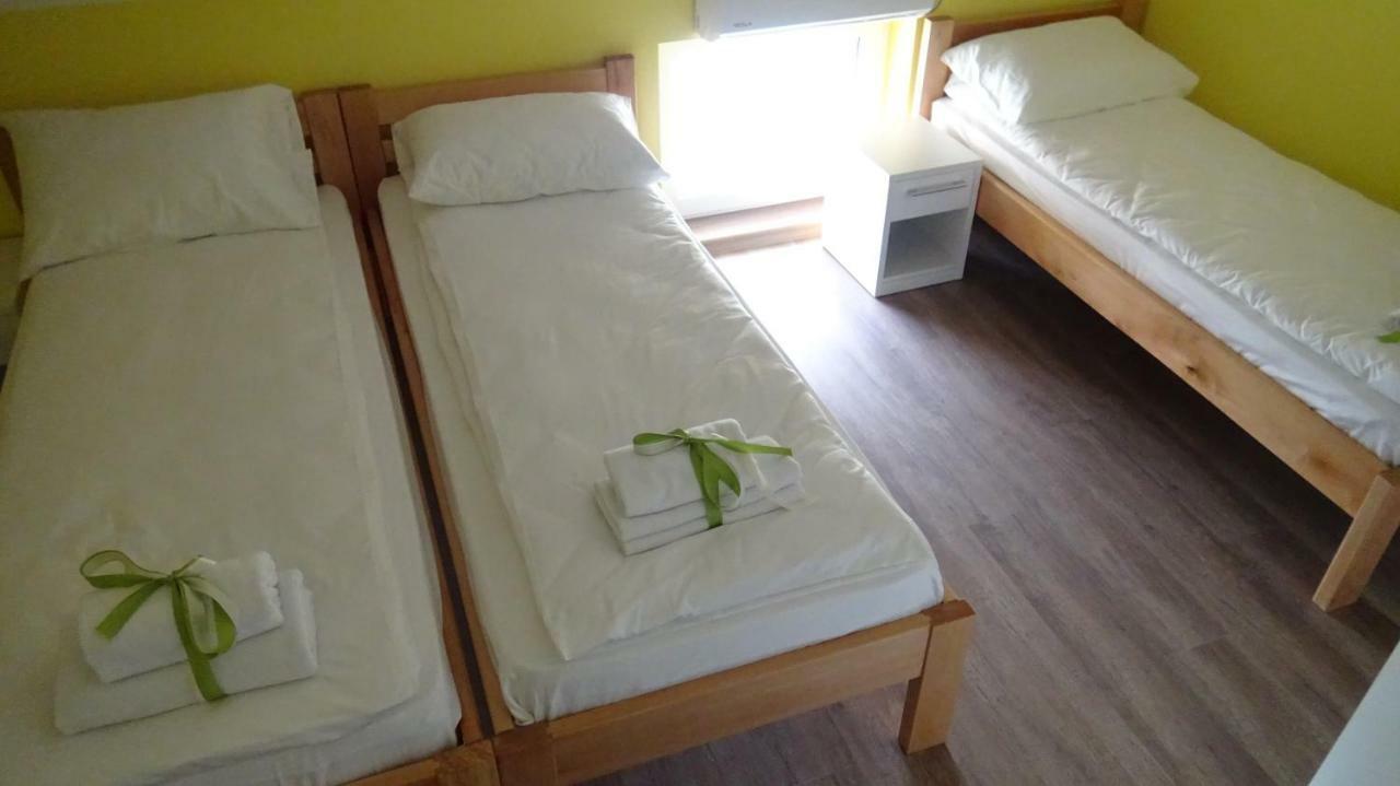 Apartmani Bojeresku เนโกติน ภายนอก รูปภาพ
