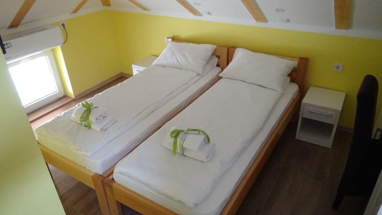 Apartmani Bojeresku เนโกติน ภายนอก รูปภาพ